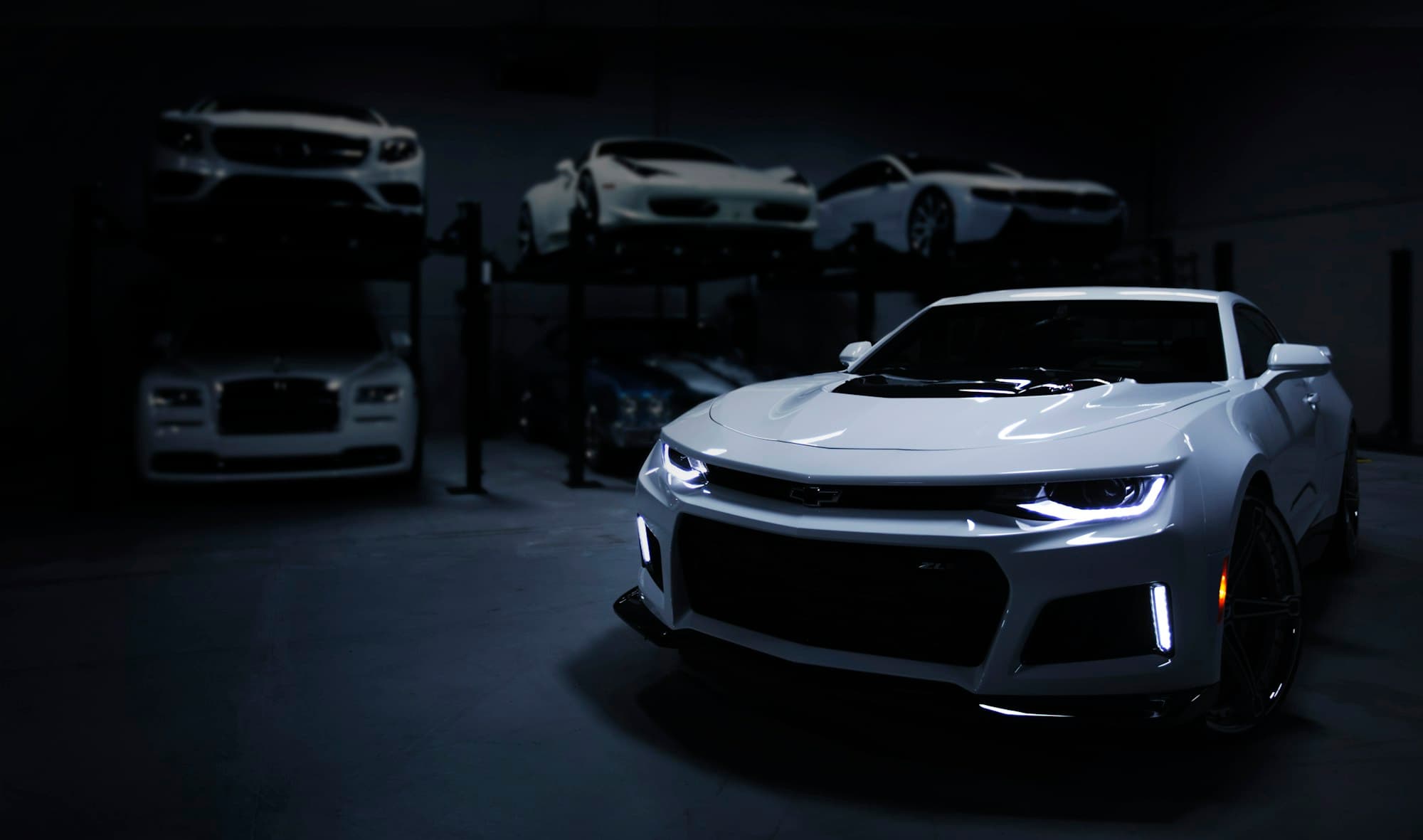 Fahrzeug im Showroom — Symbolmotiv