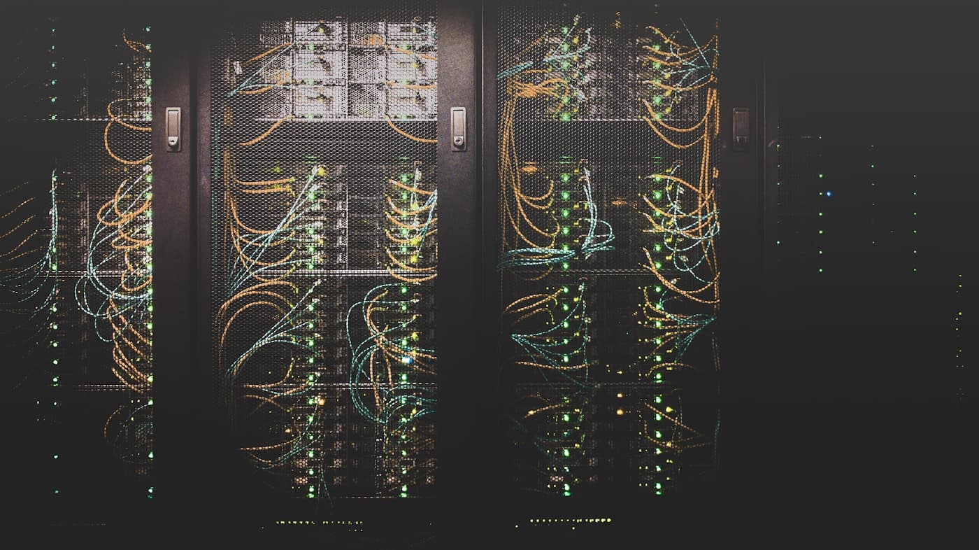 Serverraum mit Hardware – Sinnbild für stabile Systeme, Inhalte und erweiterbare Technik