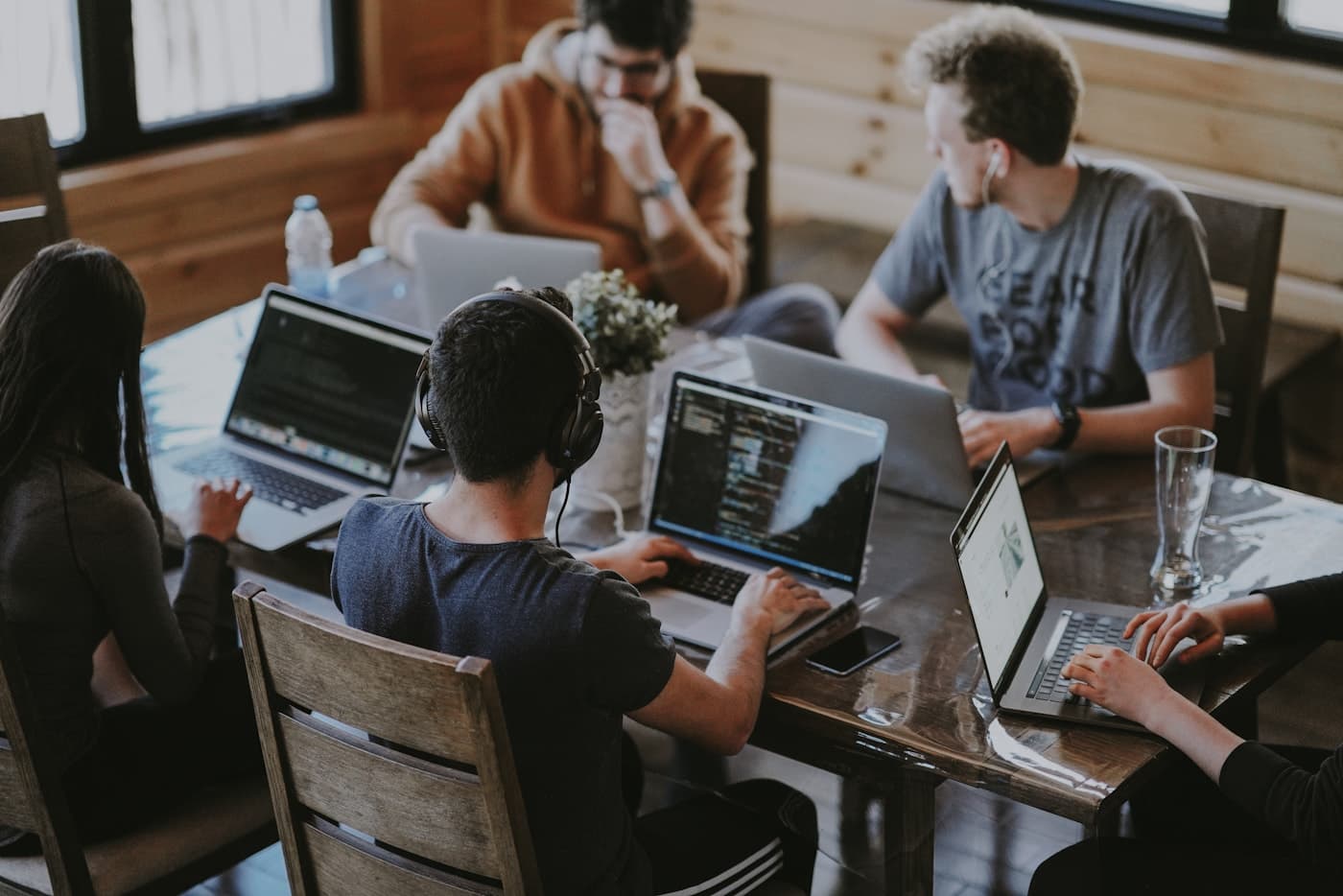 Team arbeitet gemeinsam am Laptop – Sinnbild für Zusammenarbeit und direkten Austausch